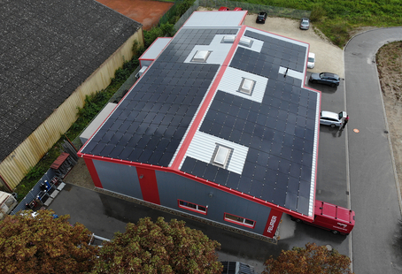 Neue Photovoltaikanlage auf dem Firmendach
